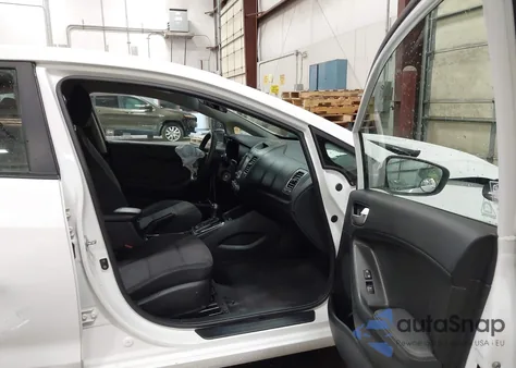 2018 Kia Forte Lx/S z USA, uszkodzony, nr VIN 3KPFL4A76JE238903